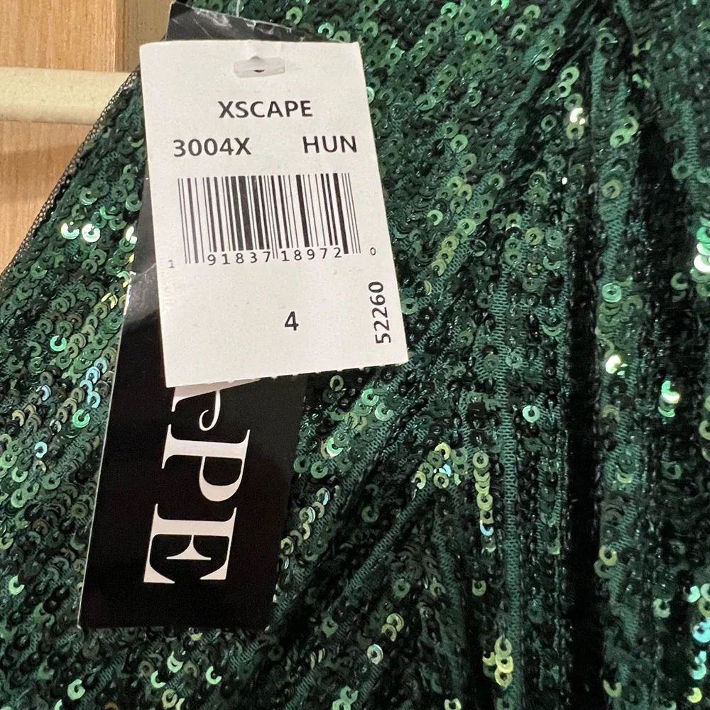 Xscape Dark Green Sequin Long Sleeve Gown sz 4 NWT - Picture 6 of 13